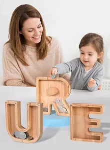 Houten letter spaarpot detail met helder acryl paneel en handige muntgleuf voor kinderen.