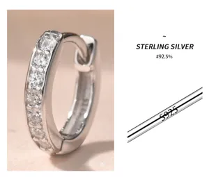 Pendientes de aro huggie de plata de ley 925 con circonitas cúbicas brillantes, elegantes y chic.
