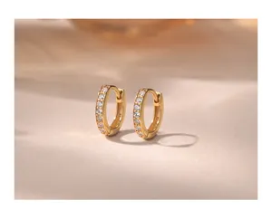Pequeños pendientes de aro dorados plata S925 con circonitas brillantes elegantes