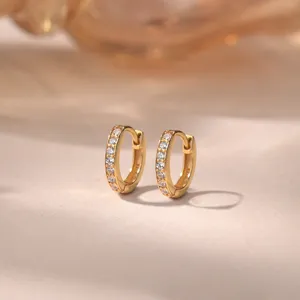Pendientes de aro Huggie de plata de ley S925 con circonita cubica a la moda chic