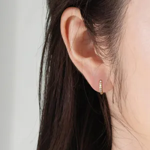 Pendientes de aro pequeños de plata S925 dorados con circonitas, joyería minimalista diaria.