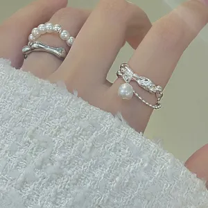 Exquisites Perlen Metall Ring Detailbild, elegantes unregelmässiges Schmuckdesign, süsser Stil.