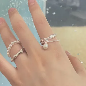 Detailaufnahme silberner unregelmäßiger Perlen Anhänger Ring Set, cooler Stil Hand Schmuck.