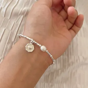 Splendido bracciale in argento minimalista con ciondolo a cuore e perla, elegante.