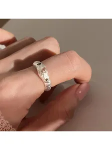 Nahaufnahme eines unregelmäßigen Lavatektur-Rings mit rosa Herzstein, stilvolles Detail.