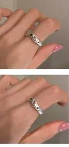 Detailansicht des unregelmäßigen Lavastruktur rosa Herzrings, einzigartiger Nischenstil.