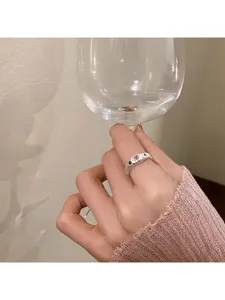 Unregelmäßige Textur rosa Strass Herz Ring, Nischen Design Lava Stil offener Ring Detail.
