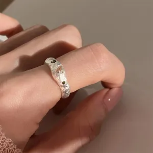 Unregelmäßiger Lavatextur rosa Herz Ring für Damen, stylischer offener Nischenring.