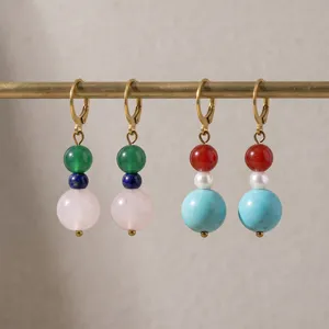 Orecchini a cerchio vintage con perle di pietra naturale colorata e chiusure in acciaio.