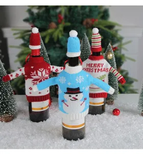 Housses de bouteille de vin tricotées de Noël avec motifs de bonhomme de neige pour décor.