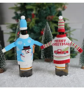 Ensemble de housses de bouteille de vin de Noël tricotées, bonhomme de neige et voiture rouge.