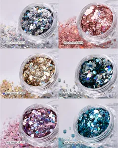 Nahaufnahme Details von gemischten Nagel Glitzer Pailletten im Glas, glänzende Farben.