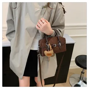 Retro suède Boston schoudertas voor dames, chique crossbody tas voor werk met hart hanger.