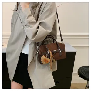 Retro suède Boston handtas voor dames, stijlvolle schoudertas in contrasterende kleur.