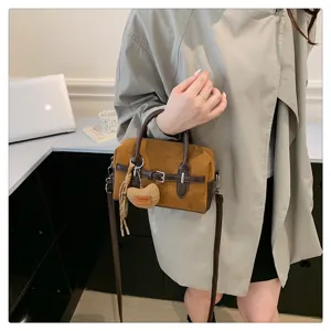 Gedetailleerd overzicht van retro suède boston tas, chique contrastontwerp voor dagelijks gebruik.