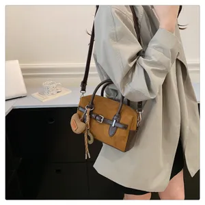 Gedetailleerd overzicht van de vintage suède Boston schoudertas met contrasterend chic.
