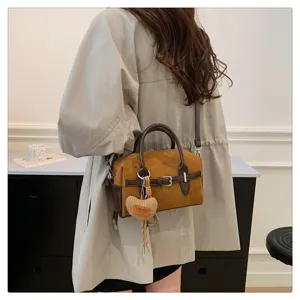 Retro suède Boston schoudertas detail, stijlvolle dames forens crossbody tas met schattig hart.