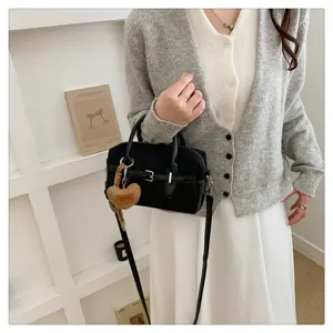 Retro suède handtas Boston tas voor dames stijlvolle crossbody en schoudertas detail