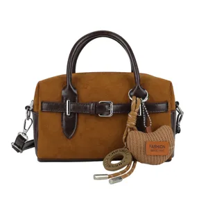 Vintage bruine suède boston handtas voor dames, stijlvolle kleurblok crossbody tas.