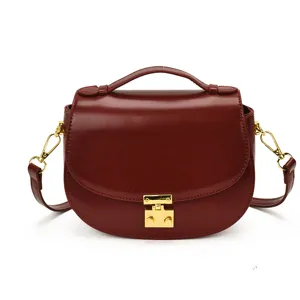 Bolso bandolera retro elegante de cuero rojo vino para mujer, vista frontal principal.