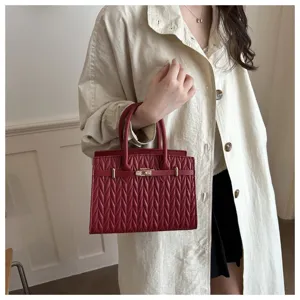 Rote gesteppte Damentasche, elegante Handtasche mit Griff und Umhängeriemen für den Alltag.
