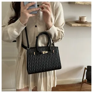 Schwarze gesteppte Umhaengetasche, stilvolles Design mit Henkel, grosse Handtasche fuer Damen.