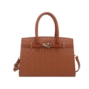 Braune gesteppte Handtasche aus Leder mit Henkeln und Metallverschluss, Umhängetasche.
