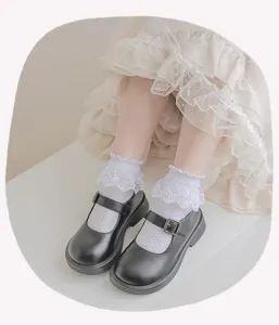 Detailopname van witte sokken met kanten rand voor meisjes, comfortabel en mooi.