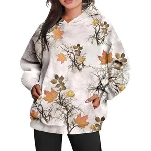 Nahaufnahme des herbstlichen Ahornblatt- und gelben Rosen-Camouflage-Musters am Ärmel.