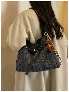 Casual stippen shopper tas voor vrouwen met schouderriem en schattige berenhanger.