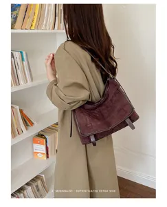 Elegante bruine suède schoudertas voor dames, retro messenger bag met chique klep en gespen.