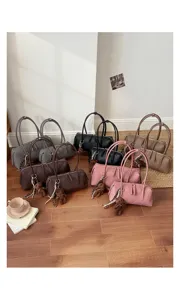 Borsa a tracolla elegante di grande capacità da donna, borsa casual con ciondolo a orsetto.
