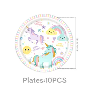 Primo piano dettagliato del piatto di carta per festa compleanno unicorno arcobaleno.