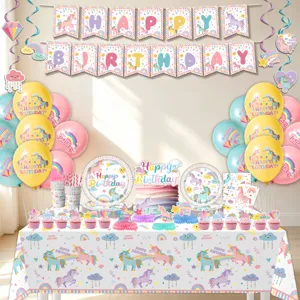 Vista ravvicinata di stoviglie striscioni e palloncini per feste di compleanno unicorno.