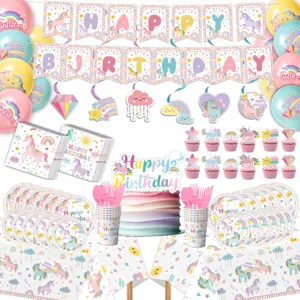 Set di forniture per feste di compleanno unicorno arcobaleno, con banner e piatti di carta.