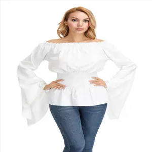 Détail de chemisier médiéval épaules dénudées, taille smockée et manches trompette.