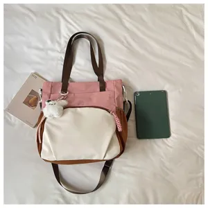 Sac cabas en toile pour étudiants, sac bandoulière color block avec joli pendentif en peluche.