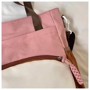 Détail de sac cabas étudiant colorblock, sac bandoulière en toile rose et marron, sac élégant