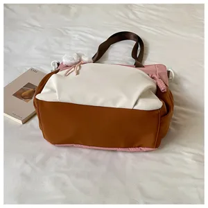 Vue détaillée du sac fourre-tout élégant en toile bicolore rose, blanche et marron.