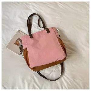 Sac cabas bandoulière en toile rose et marron avec sangle réglable et design mode pour femmes.