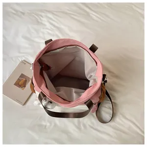 Détails du sac cabas en toile, sac à bandoulière scolaire multicolore de grande capacité.