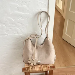 Beige σουέτ τσάντα ώμου γυναικεία, ρετρό casual hobo tote με λουλούδι charm και μακρύ λουράκι.