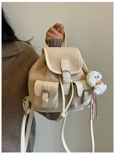 Mini mochila informal de piel sintética beige con cordón y bolsillos frontales detalle.