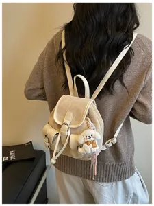 Vista detallada de la elegante mochila pequena para mujer con solapa de leopardo y dije.