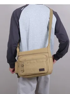 Detailansicht der khaki Canvas Umhängetasche mit mehreren Taschen und verstellbarem Gurt.