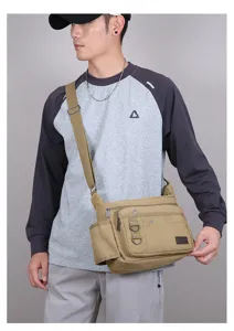 Herren Vintage Canvas Umhängetasche Detail zeigt mehrschichtige große Kapazität Seitentasche.
