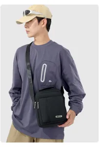 Detailaufnahme der schwarzen Herren Umhängetasche crossbody getragen vom Model, multifunktional.