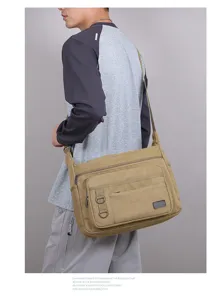 Detailaufnahme der lässigen Herren-Umhängetasche aus Canvas mit mehreren großen Taschen.