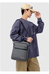 Detailansicht der grauen vertikalen Umhängetasche für Herren, lässige Oxford-Stofftasche.