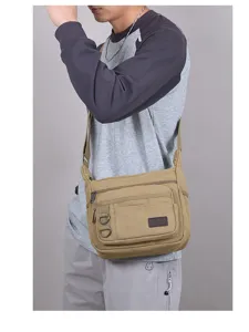 Detailaufnahme der lässigen Herren Umhängetasche aus Canvas mit mehreren Taschen und Riemen.